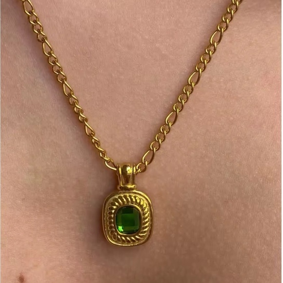 Elegant Gold Necklace with Green Pendant - Picture 6 of 6
